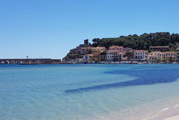 Marina di Campo vista dalla spiaggia